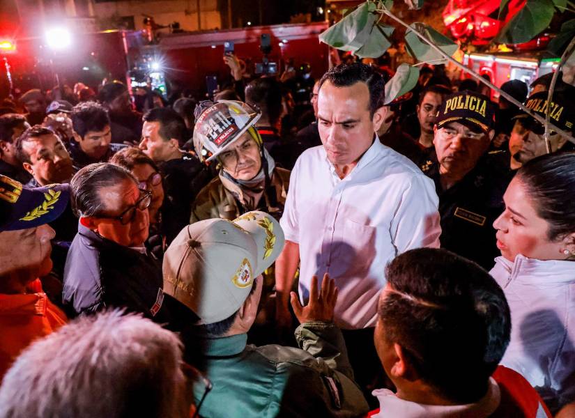 El presidente José Jerí visitó la zona del incendio en Lima.