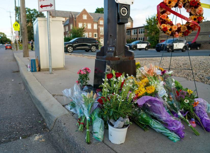 Vista de un altar para las víctimas del tiroteo en la escuela católica de La Anunciación en Minneapolis.