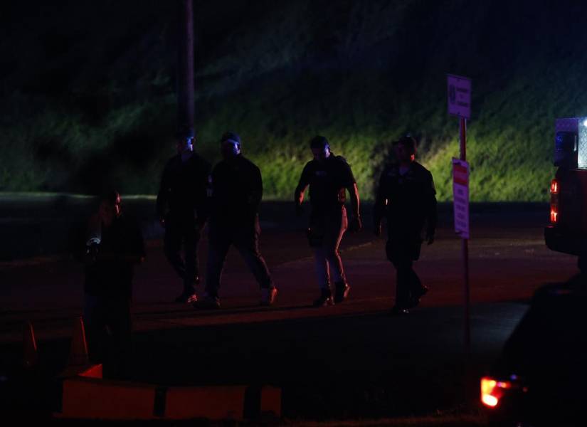 Integrantes del cuerpo de Bomberos y unidades de Socorro trabajan en una zona este domingo, luego que se presentara un incendio en una termoeléctrica.