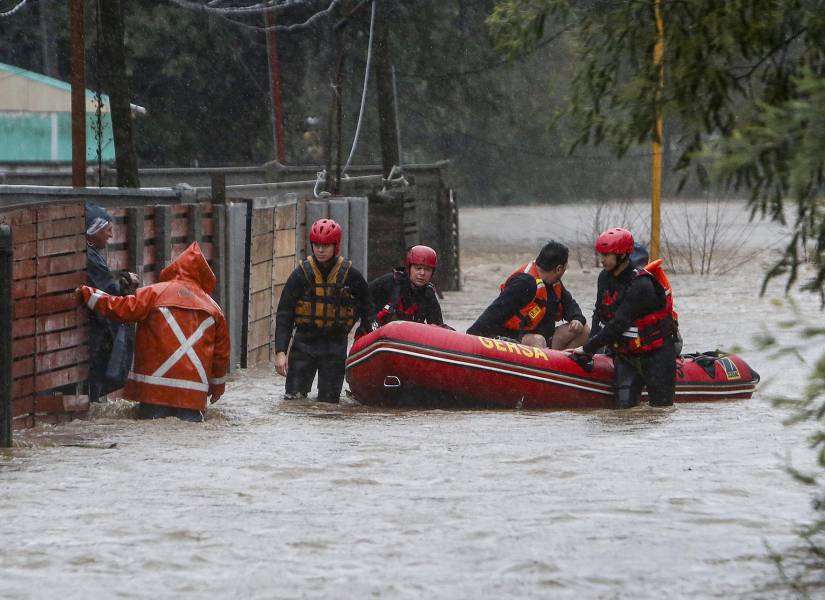 Personal de Carabineros, bomberos y emergencias evacúan a personas tras el desborde del río Andalién este 12 de junio de 2024, en la comuna de Concepción, región del Biobío a unos 500 kilometros al sur de Santiago (Chile). EFE/ Ignacio Vásquez