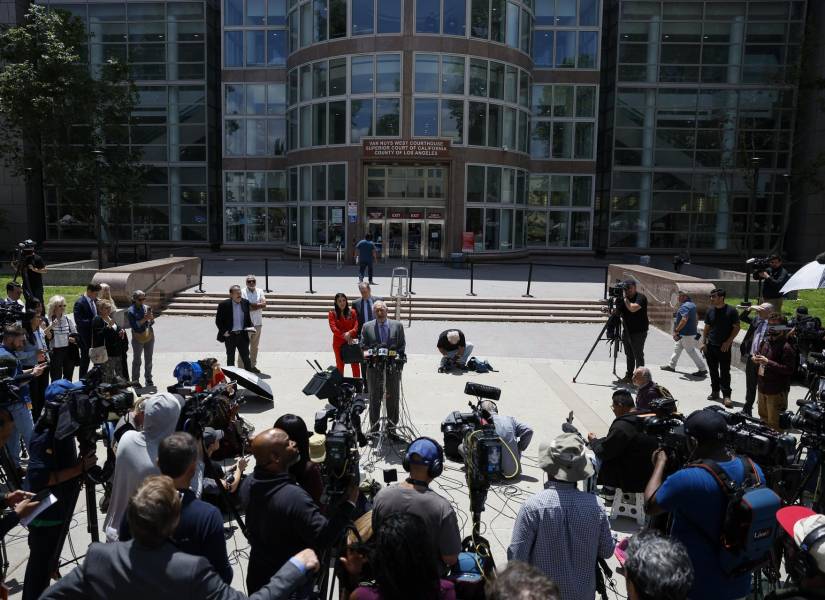 Fotografía de archivo del abogado defensor durante una pausa en la audiencia de los hermanos Menéndez, en Los Ángeles, California, EE.UU.
