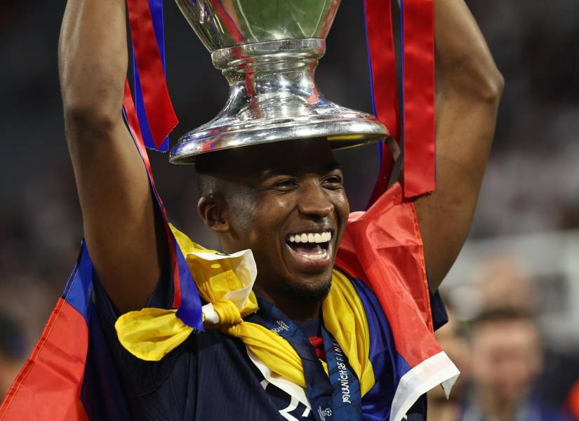 Willian Pacho festeja con la Copa en su cabeza.