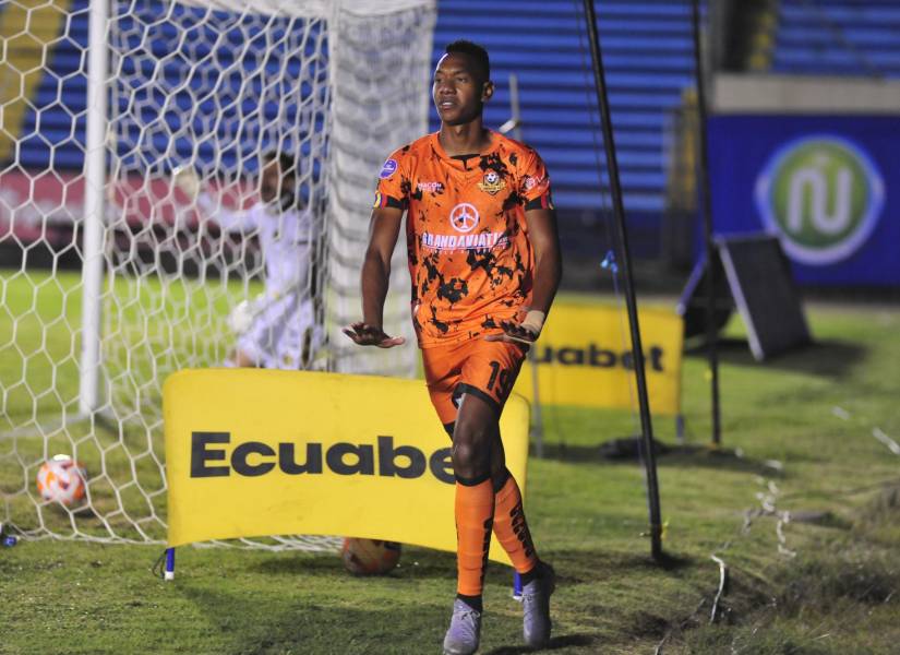 Eber Caicedo anotó los tres goles para la victoria de Libertad.