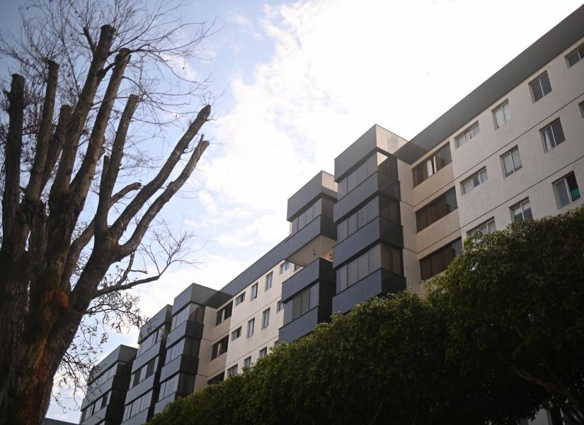 Fotografía de la fachada de uno de los domicilios vinculados a Jair Renan Bolsonaro, hijo del expresidente brasileño Jair Bolsonaro en Brasilia, Brasil
