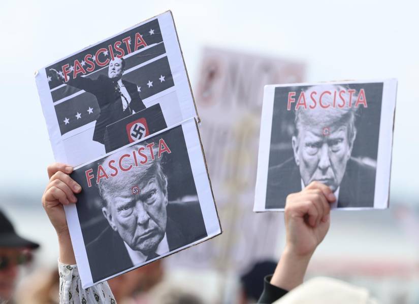 Activistas estadounidenses residentes en Portugal se manifiestan contra los planes políticos del presidente estadounidense Trump y Elon Musk.