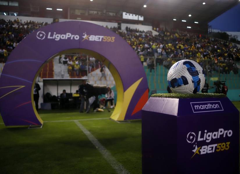 Azogues,Ecuador 25 de febrero del 2023 En la noche de hoy en el estadio Jorge Andrade Cantos de la ciudad de Azogues,el Gualaceo S.C le gana 2 a 1 al Barcelona S.C por la 1ra fecha del campeonato nacional de futbol de la LigaPro Bet593 2023.foto api/Boris Romoleroux