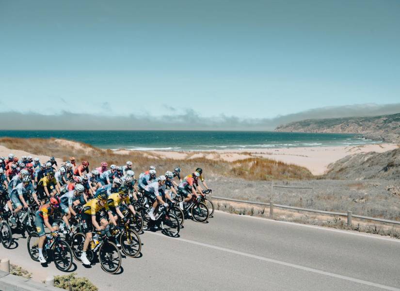 La oficina de este domingo. La Vuelta se corre en paralelo al Atlántico.