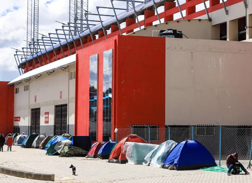 Hinchas bolivianos de fútbol han levantado carpas en los alrededores del estadio Municipal de El Alto con el propósito de evitar las aglomeraciones y a los revendedores que también buscan entradas para asistir al partido de eliminatorias del Mundial con Brasil este 9 de septiembre.