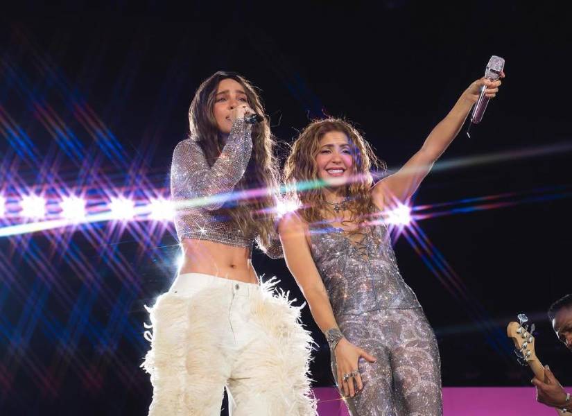 Belinda y Shakira en el escenario del Estadio GNP Seguros.