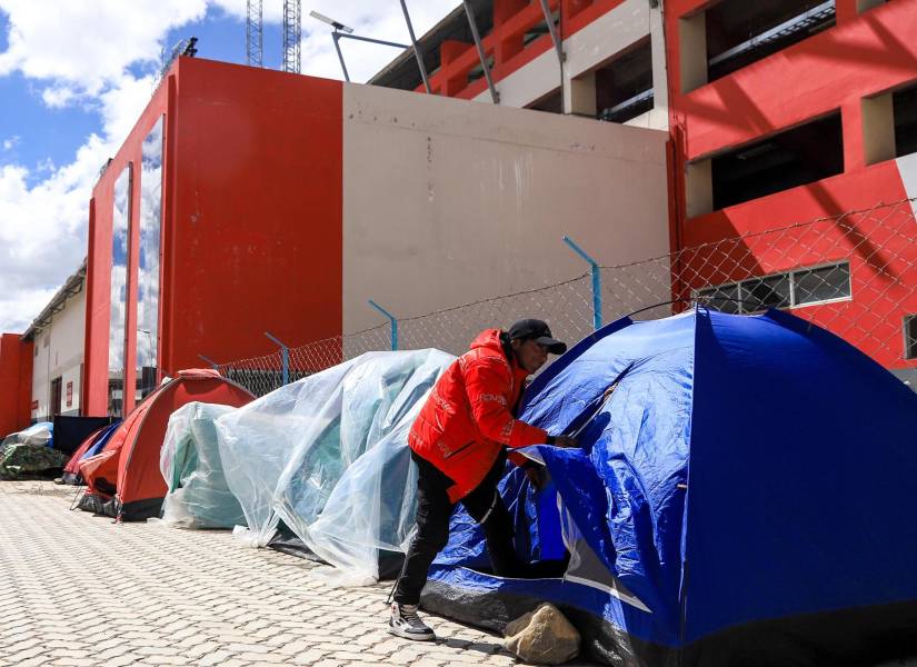 Hinchas bolivianos de fútbol han levantado carpas en los alrededores del estadio Municipal de El Alto con el propósito de evitar las aglomeraciones y a los revendedores que también buscan entradas para asistir al partido de eliminatorias del Mundial con Brasil este 9 de septiembre.