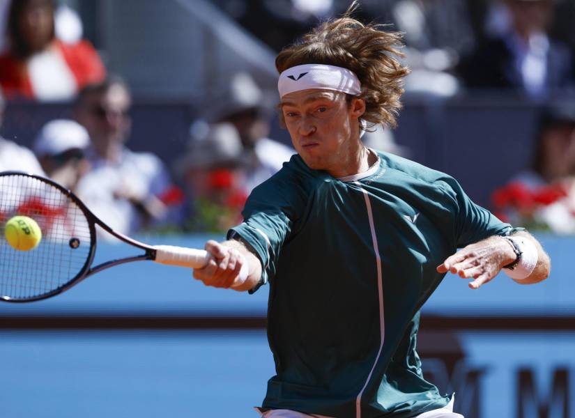 El tenista ruso Andréi Rublev en acción ante el tenista estadounidense Taylor Fritz durante el partido de semifinales del Mutua Madrid Open