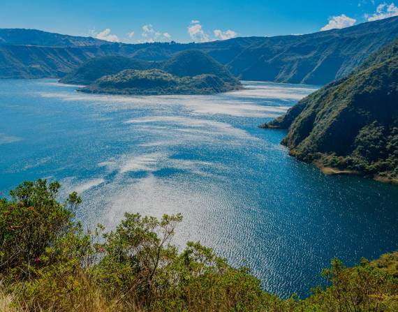 La majestuosa y ecológica Laguna de Cuicocha, denominada “Laguna de los Dioses” está ubicada 12 kilómetros al Sur Oeste de Cotacachi, en Imbabura.