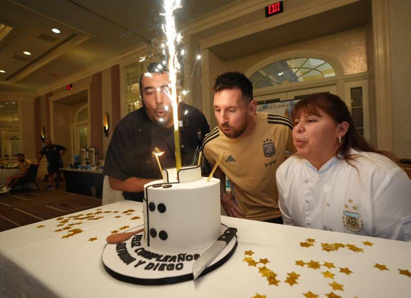 La delegación argentina celebró el cumpleaños del capitán, Leo Messi, Diego y Antonia, cocineros del plantel.