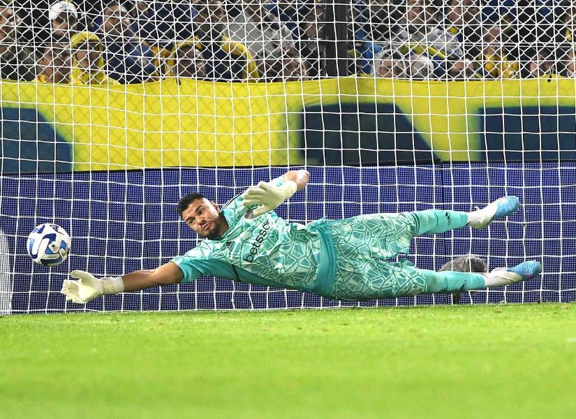 Sergio Romero atajando un penal.