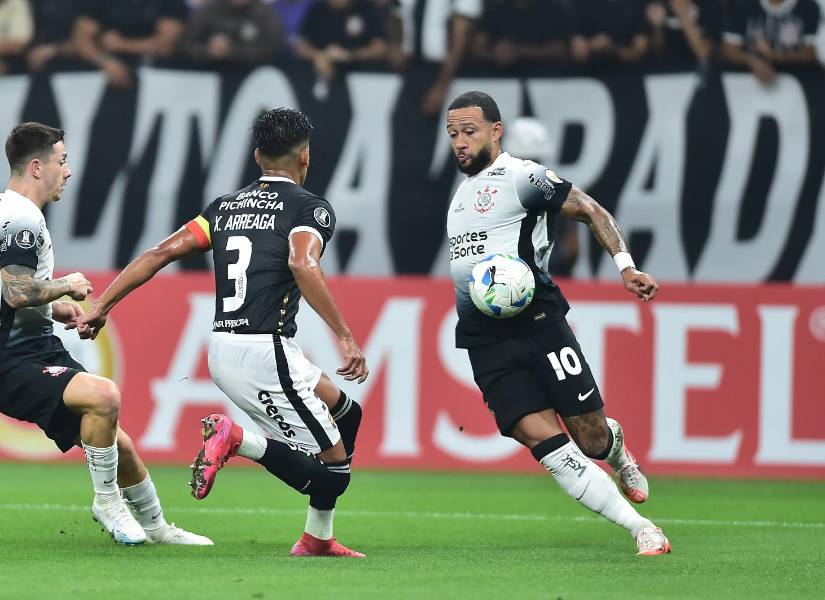 Xavier Arreaga defendió a Memphis Depay.