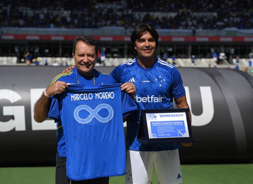El futbolista boliviano Marcelo Martins Moreno (d), de Cruzeiro, saluda durante los actos previos en los que se despide poniendo fin a su carrera profesional