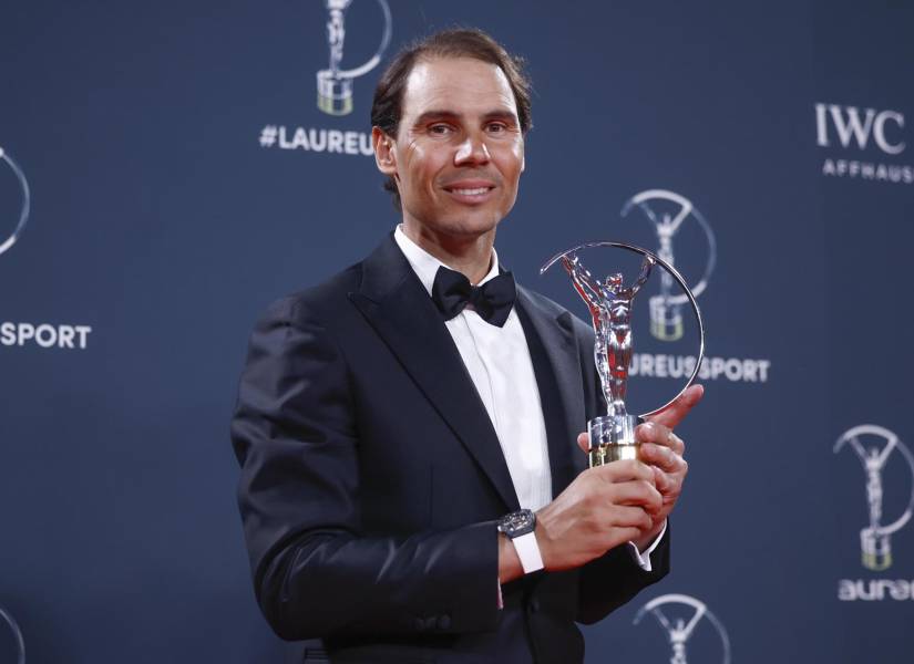 El extenista español Rafael Nadal posa con su galardón icono del deporte durante la ceremonia de entrega de los Premios Laureus que se celebra hoy lunes en Madrid.