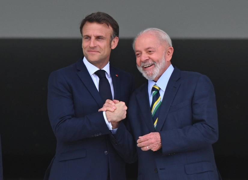 El presidente de Francia, Emmanuel Macron, posa con el presidente de Brasil, Luiz Inácio Lula da Silva, este jueves en el Palacio del Planalto, en Brasilia (Brasil).