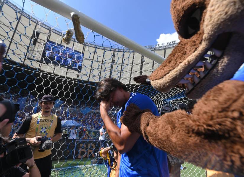 El futbolista boliviano Marcelo Martins Moreno (c), de Cruzeiro, saluda durante los actos previos en los que se despide poniendo fin a su carrera profesional