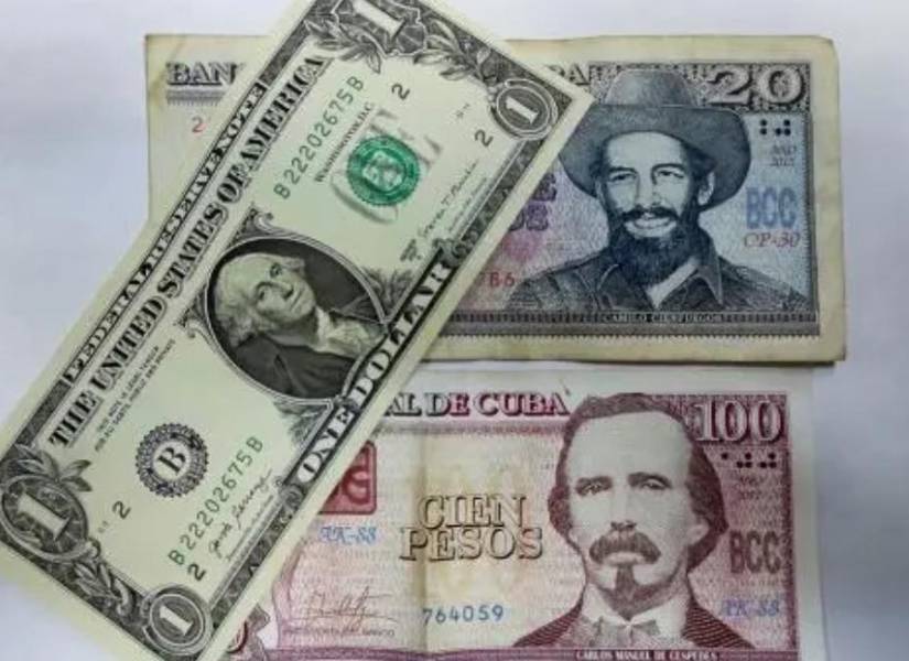 Imagen de un dólar y de pesos cubanos en La Habana.