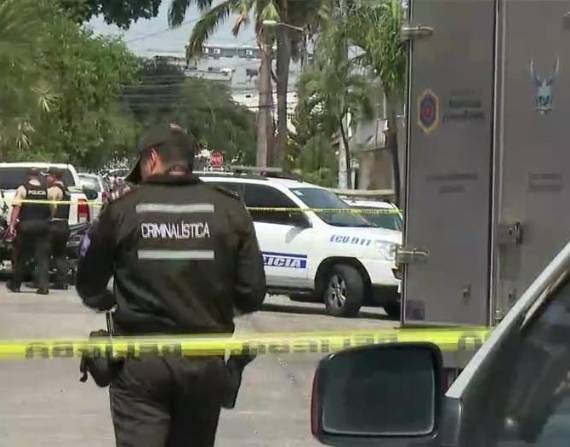 Imagen de agentes de Criminalística en los exteriores de una picanteria de Guayaquil, tras un ataque armado.