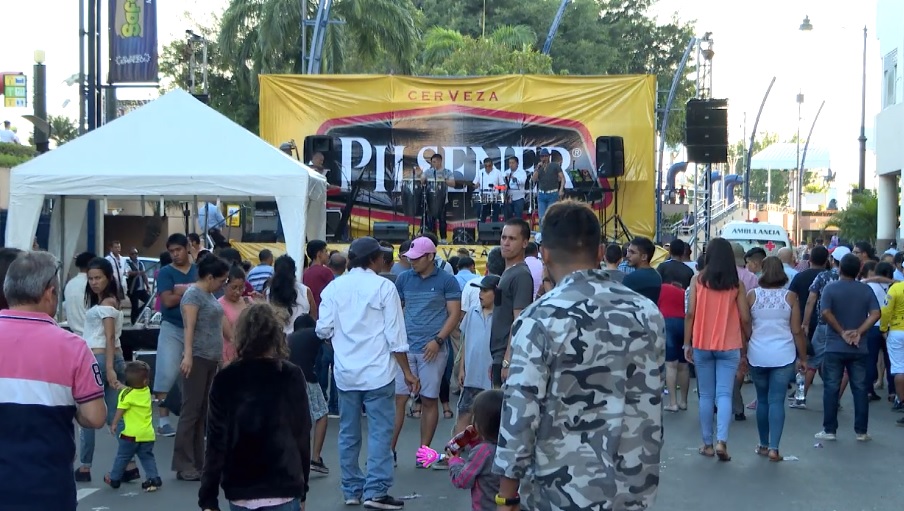 Miles de personas en mega fiesta de fin año en malecón Simón Bolívar
