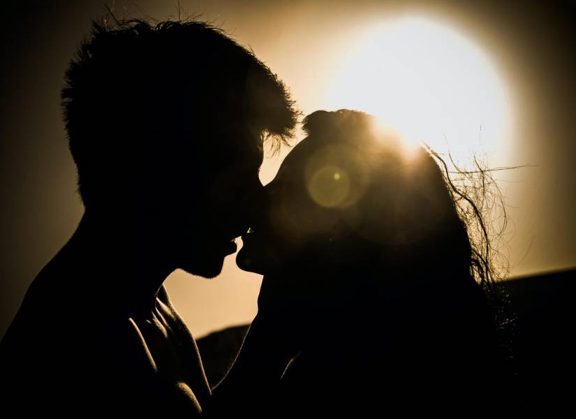 Imagen de dos personas besándose.