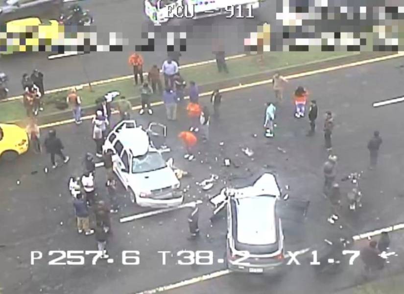 Personal del Cuerpo de Bomberos de Quito, la Cruz Roja Ecuatoriana, el Ministerio de Salud Pública y la Agencia Metropolitana de Tránsito atienden la emergencia.