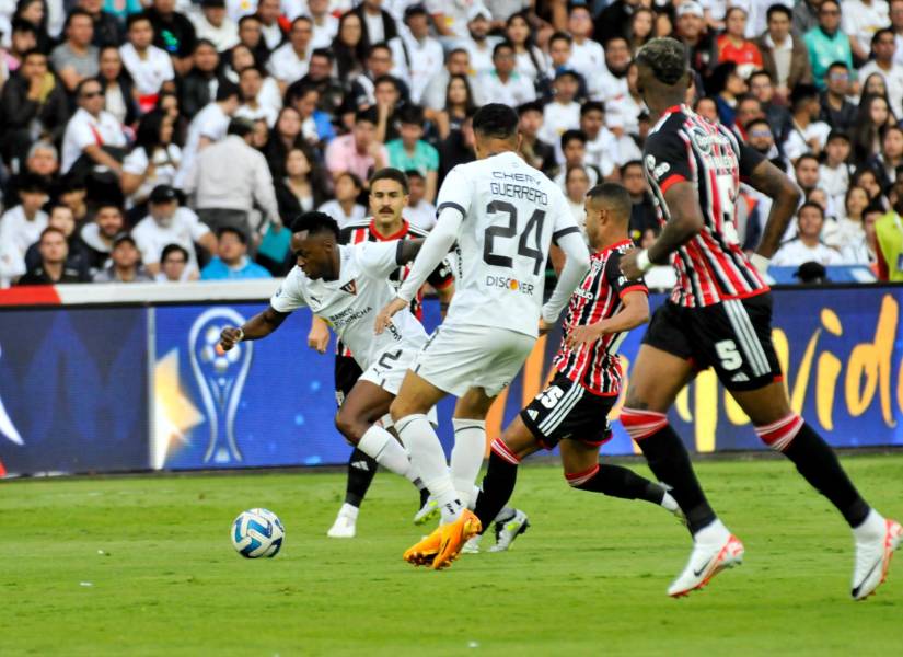 Encuentro entre Liga y Sao Paulo donde el equipo albo salió victorioso por dos goles a uno por Copa Sudamericana 2023