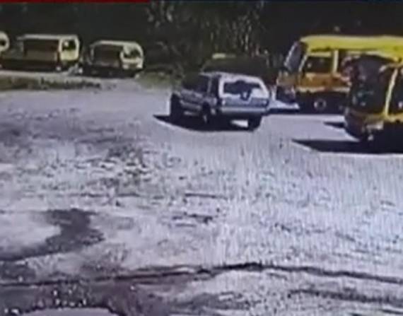 Momento en el que ingresa el vehículo que transportaba a los hombres que robaron en las unidades.