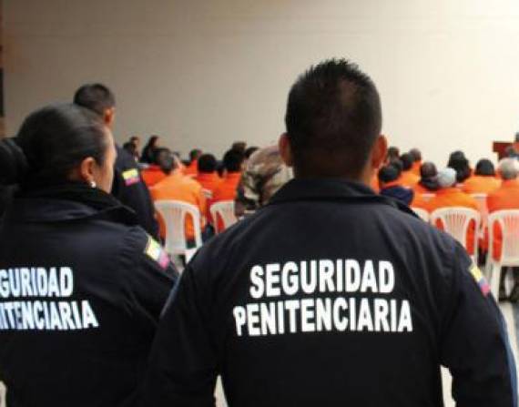 En la actualidad, 1 600 guías penitenciarios trabajan en los centros de rehabilitación social del país.