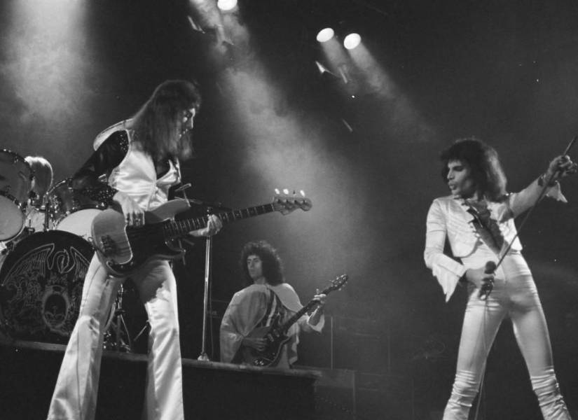 Entre los caminos de la sencillez y lo barroco, Freddie Mercury (voz), Brian May (guitarra), Roger Taylor (batería) y John Deacon (bajo) decidieron ir por la segunda opción y crear una melodía que llevará las posibilidades más allá, concluyendo en Bohemian Rhapsody.