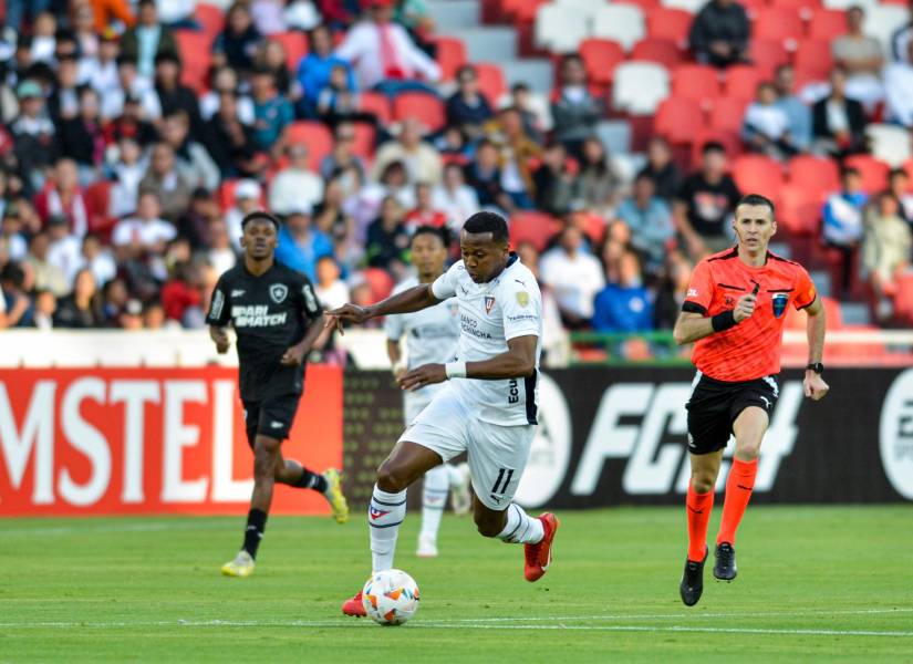 Michael Estrada ante Botafogo por Copa Libetadores