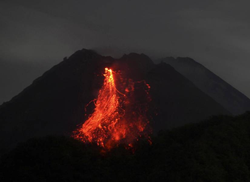 Imagen de Archivo del volcán Merapi visto en erupción desde Sleman, Yogyakarta, Indonesia. EFE/EPA/BOY TRIHARJANTO EFE/EPA/BOY TRIHARJANTO