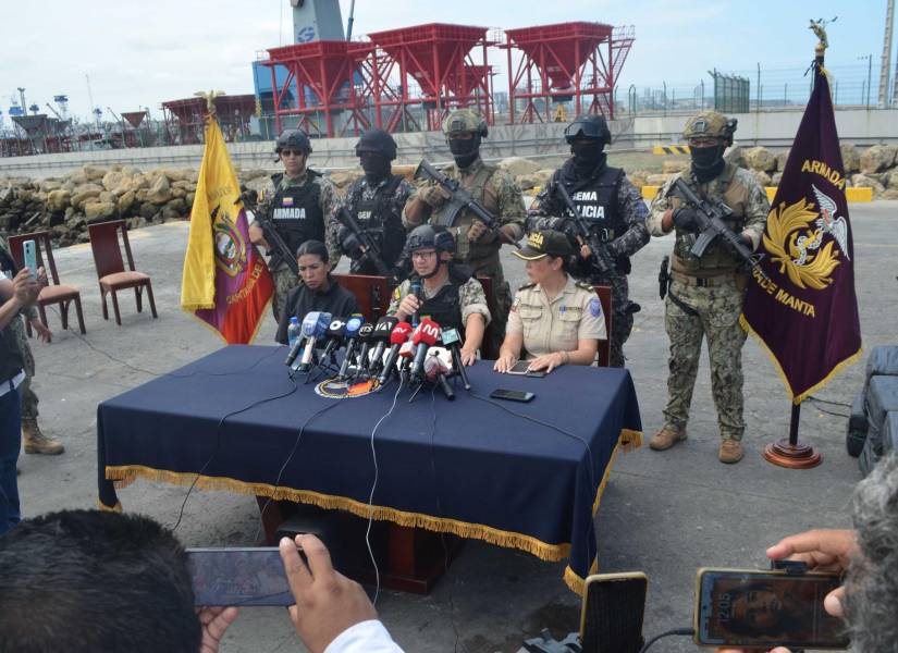 En Manta fueron decomisados 80 bultos con droga.