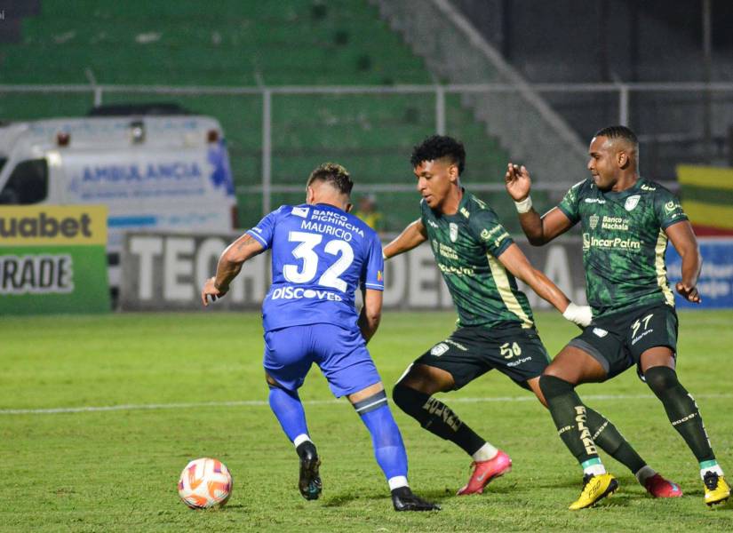 El volante de Universidad Católica, Mauricio Alonso, elude a Sergio Vásquez, jugador de Orense por la fecha 24 de la LigaPro
