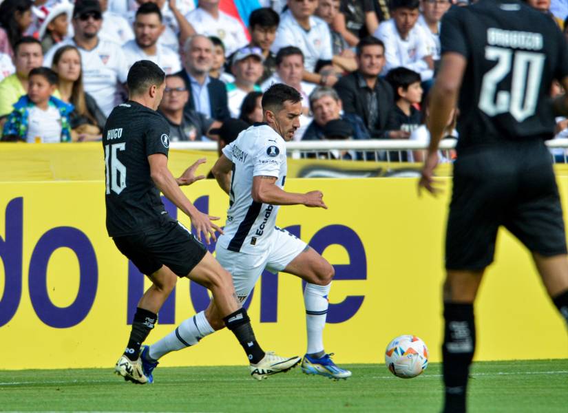 Lisandro Alzugaray elude a los jugadores del Botafogo por Copa Libertadores