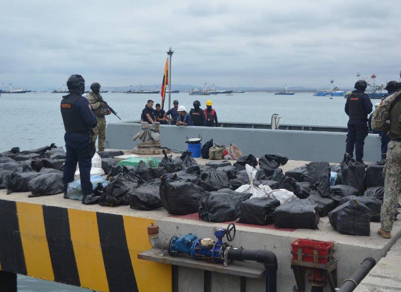 Manabí: Policía y Armada incautaron 74 bultos de droga que iba a Centroamérica
