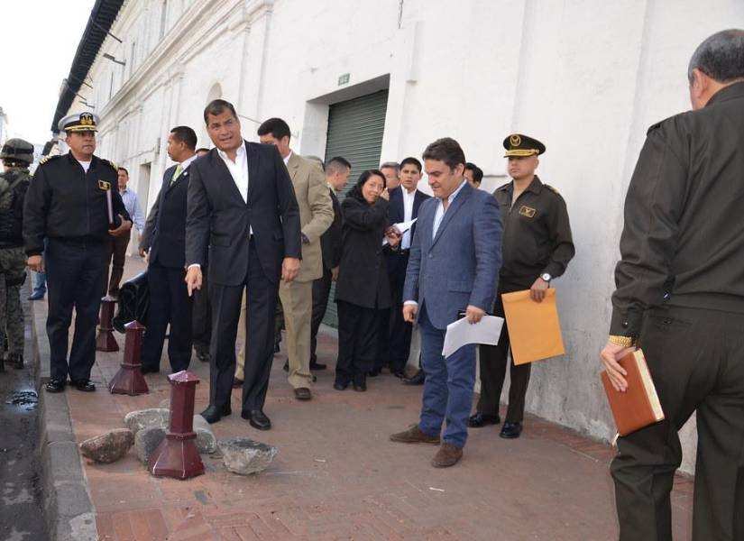 Correa y Serrano recorren el Centro Histórico tras las protestas de septiembre de 2014.