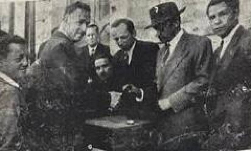 Galo Plaza Lasso deposita su papeleta en la urna en los comicios de 1948.