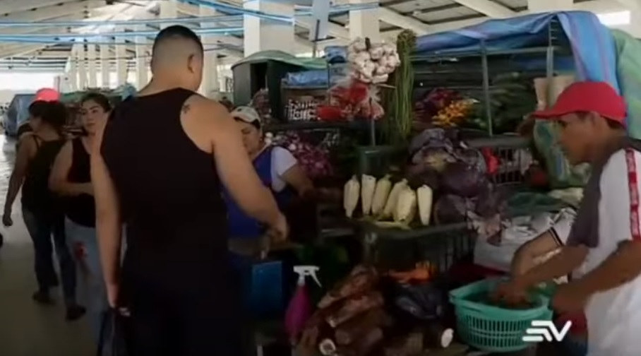 En mercados de Guayaquil se realizan operativos, mientras en Quito no abren más de la mitad