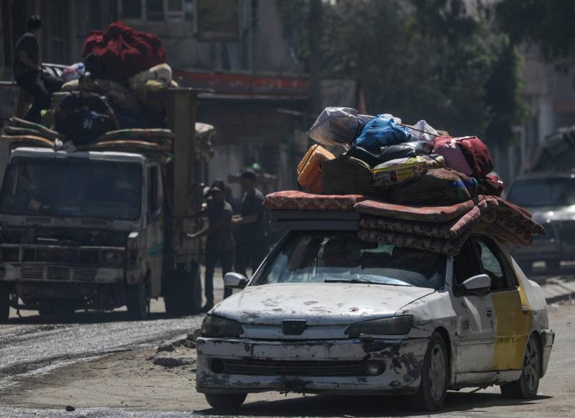 Palestinos desplazados internos son evacuados al sur de la Franja de Gaza durante una operación militar israelí.