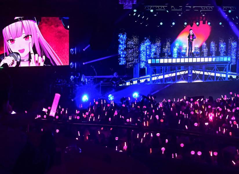 La VTuber Mori Calliope actúa para sus fans que agitan penlights durante un concierto con entradas agotadas en el histórico recinto Hollywood Palladium, en Hollywood, California, el 26 de febrero de 2025.
