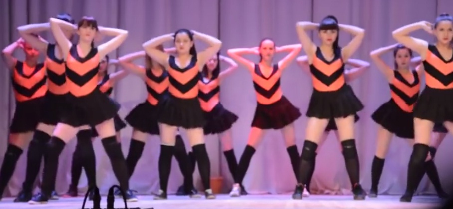 (VIDEO) El controversial baile escolar que genera críticas en Rusia