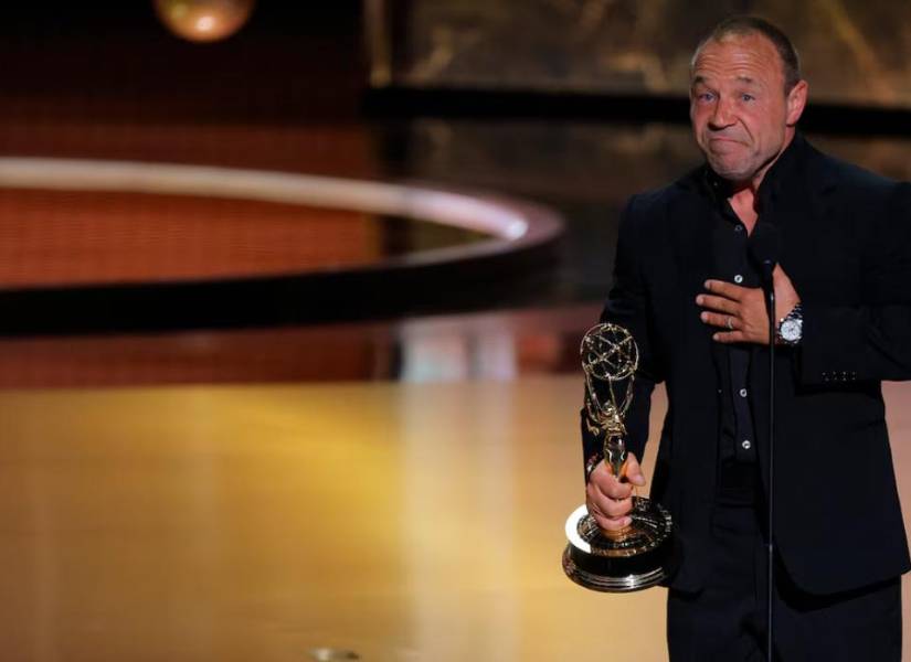 Stephen Graham recibe el Emmy por Adolescencia.
