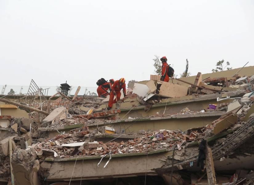 Un equipo de rescate busca supervivientes este lunes en el lugar del derrumbe de un edificio tras el terremoto del pasado viernes en Bangkok (Tailandia).