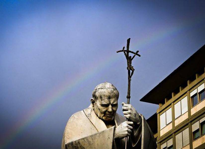 Un arcoíris sobre el hospital Gemelli de Roma, donde está internado el Papa Francisco.