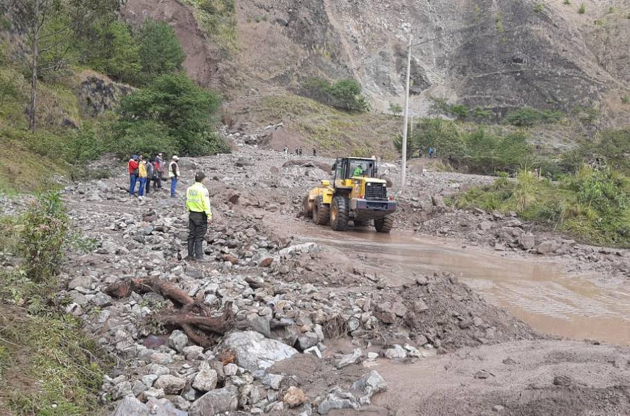 Deslaves afectan viviendas y vias entre Loja y Cuenca