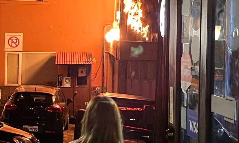 Los clientes de otros locales se asustaron al ver las llamas en el restaurante.