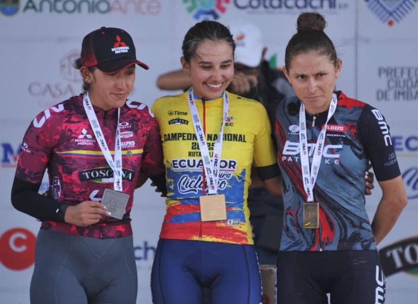 Myriam Núñez (I), Natalia Vásquez y Esther Galarza (D) en el podio del Nacional de Ruta femenina.